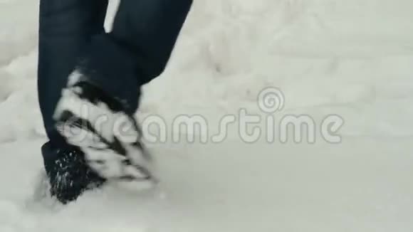 在新鲜的雪上行走的人视频的预览图
