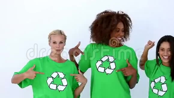 嘲笑穿绿色生态T恤的女人视频的预览图