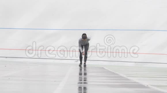 女运动员在跑步跑道上的镜头前冲刺视频的预览图