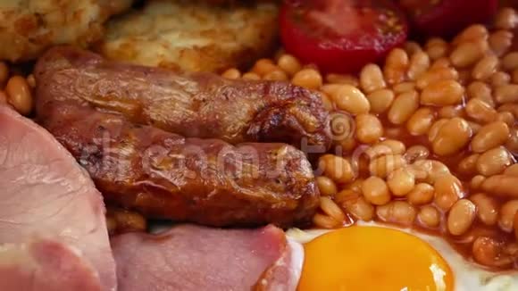 带香肠鸡蛋豆类培根和哈希布朗的熟食早餐视频的预览图
