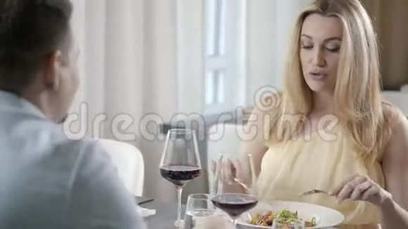 与丈夫一起在餐厅用餐的金发美女视频的预览图