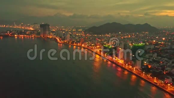 在海滨的晚城乘飞机飞过日落视频的预览图
