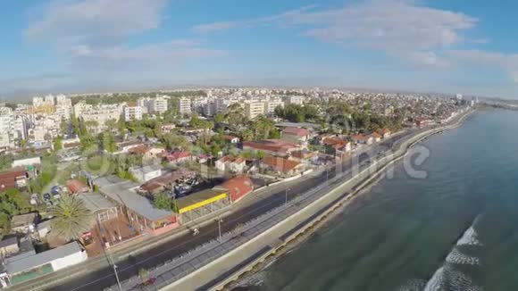 拉纳卡市海滨全景塞浦路斯度假小镇鸟瞰视频的预览图