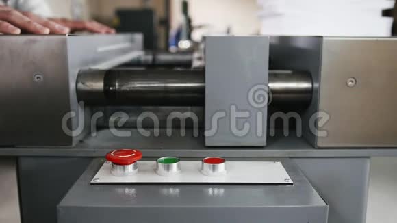 工人按下红色按钮控制印刷厂的机器视频的预览图