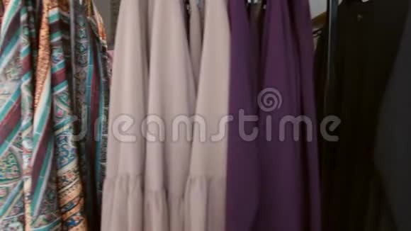 一位年轻的穆斯林妇女在商店里挑选衣服视频的预览图