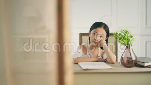 亚洲小女孩在思考视频的预览图