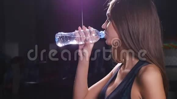 肌肉发达的女人在十字架上喝水视频的预览图