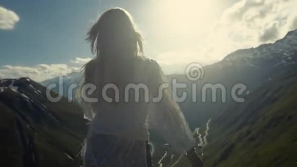 山顶上美丽的女孩风在玩弄她的头发可爱的大自然围绕着视频的预览图
