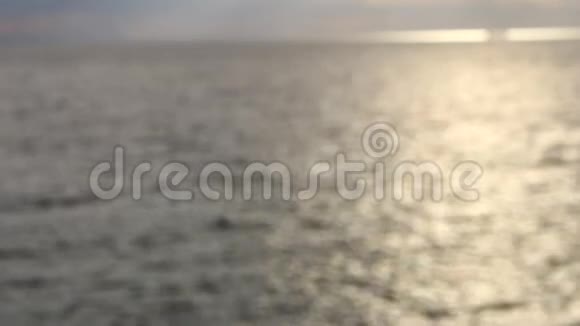在阳光明媚的夏日里海边的背景模糊抽象视频的预览图