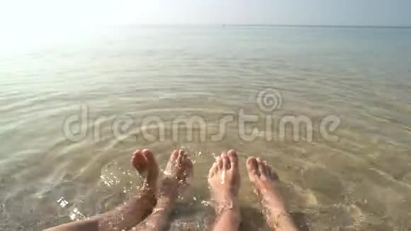 海滨情侣的腿视频的预览图