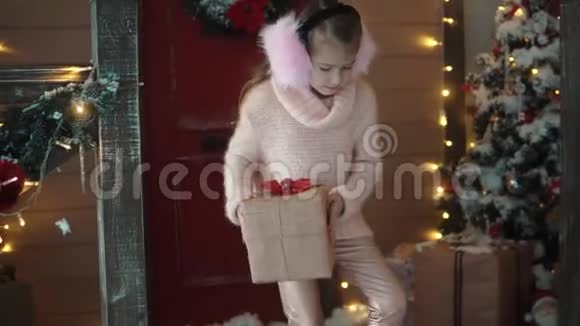 圣诞节或新年一个小女孩给了她女朋友一份美丽的圣诞节礼物儿童的背景视频的预览图