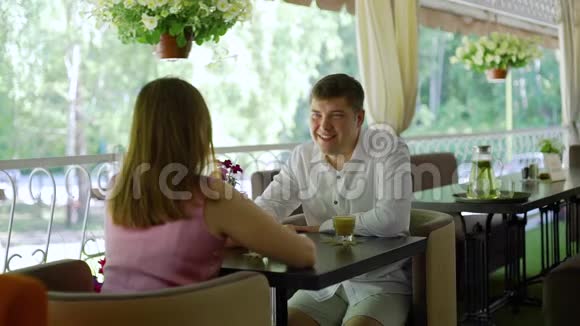 夫妻在餐厅露台上聊天视频的预览图