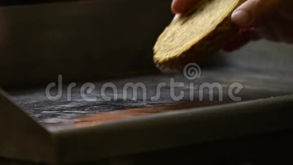 厨师把一个黑麦汉堡和芝麻放在一个开放的炉子上他把红色的番茄酱从视频的预览图