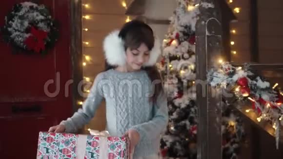 圣诞节或新年一个小女孩给了她女朋友一份美丽的圣诞节礼物儿童的背景视频的预览图