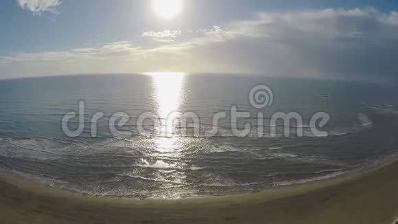 塞浦路斯度假小镇拉纳卡市海滩和建筑物上空的空中射击视频的预览图