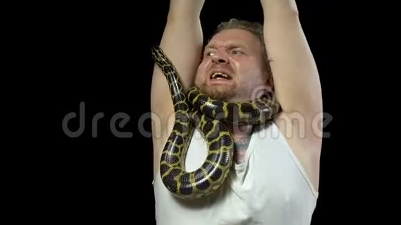 一个脖子上挂着蛇的人视频的预览图