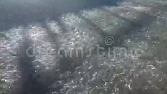 强烈的河流背景流从顶部拍摄视频的预览图