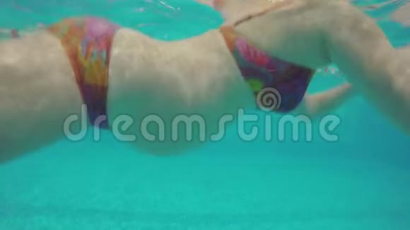孕妇游泳池水下景视频的预览图