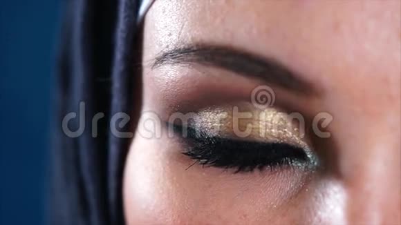 戴头巾的年轻穆斯林女人深棕色的眼睛视频的预览图