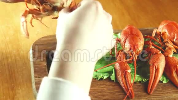 吃小龙虾的过程视频的预览图