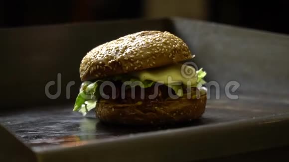 在一个开放的快餐厨房里完成一个汉堡的烹饪过程晚上好芝麻黑麦面包美丽美丽视频的预览图