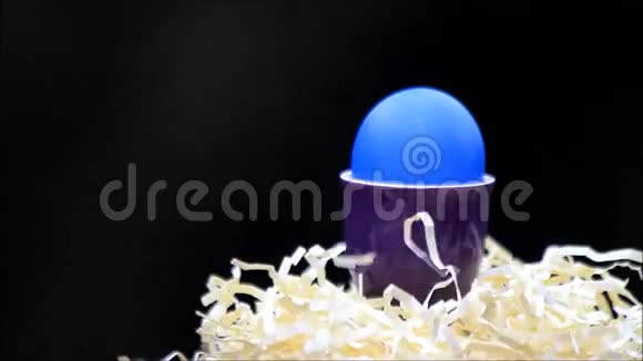 紫蛋杯复活节彩蛋蓝视频的预览图