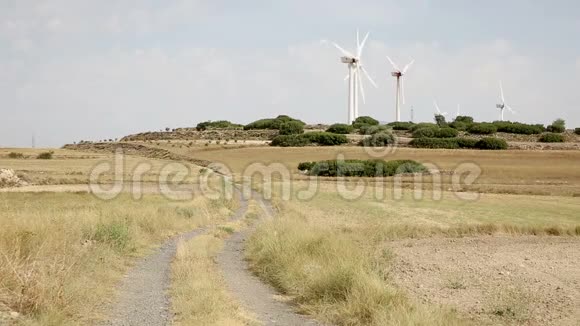 夏季景观和风力涡轮机农场可再生能源视频的预览图