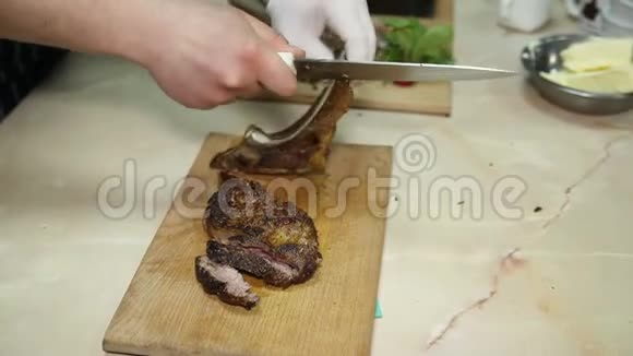 厨师管理烤肉视频的预览图