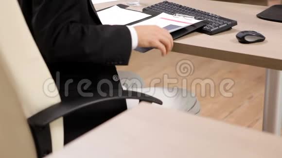 关闭办公桌上的办公室代理键盘放在飞机文件夹旁边视频的预览图