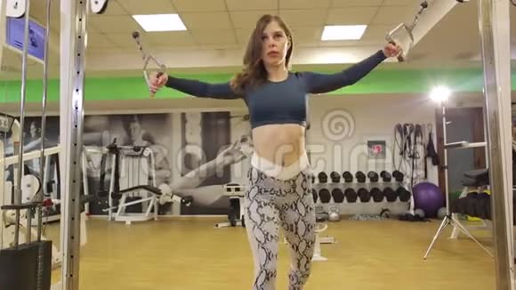 健身妇女在健身房锻炼有线电视视频的预览图