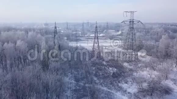 冬季铁路附近电力线的鸟瞰图视频的预览图