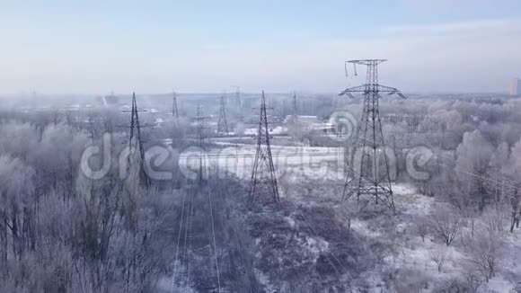 冬季铁路附近电力线的鸟瞰图视频的预览图