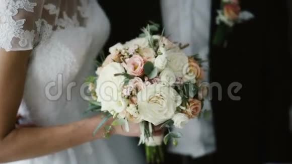 年轻美丽的新娘和房间的近景结婚后有花束的男人和女人站在一起视频的预览图