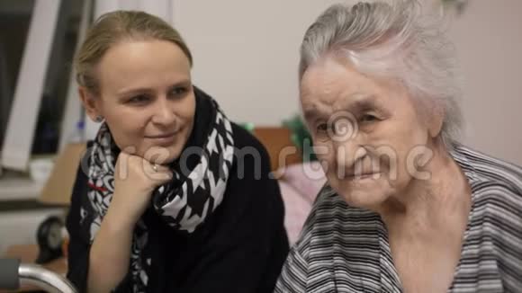 年长的女人和她成年的孙女视频的预览图