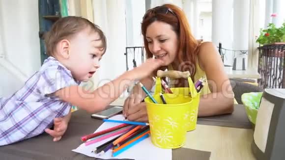 妈妈带着儿子宝宝画着彩色铅笔视频的预览图