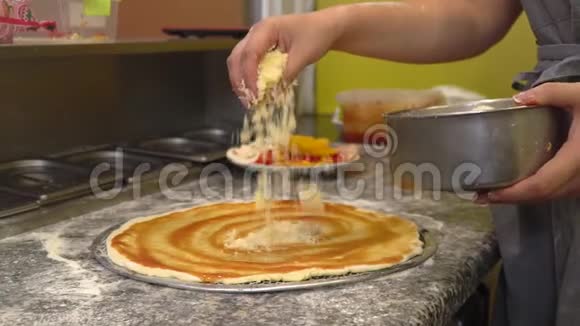 厨师用奶酪洒披萨慢动作视频的预览图