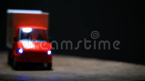 红色玩具车木制背景高清镜头视频的预览图