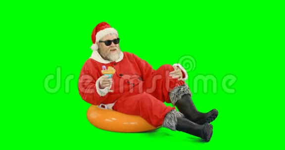 圣诞老人坐在充气管上喝鸡尾酒视频的预览图