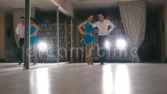 年轻迷人的男人和女人在工作室里穿着服装跳舞和练习拉丁美洲舞蹈视频的预览图