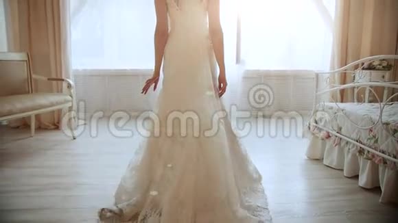 美丽的新娘慢慢地走到窗前视频的预览图