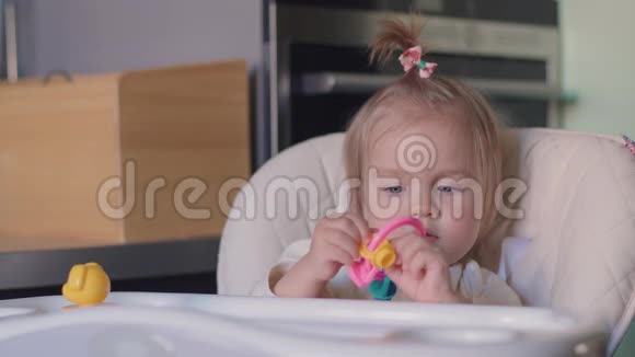 小女孩玩玩具微笑视频的预览图