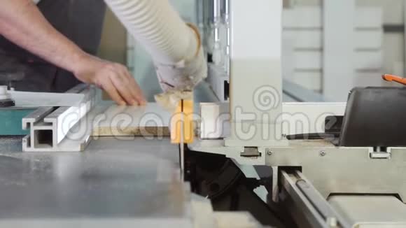 家具制造刨花板用圆锯锯切的过程切割机器上的刨花板视频的预览图