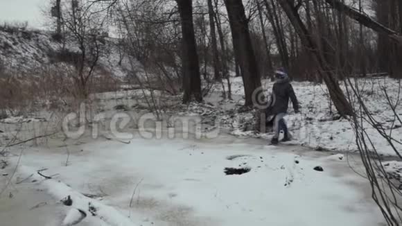 冬天公园里扔轮胎的青少年视频的预览图