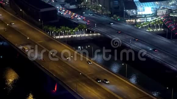 新加坡夜景从顶部的道路上有移动的汽车3840x2160视频的预览图