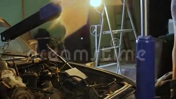 汽车机械师用微型起重机把马达从汽车引擎盖上拉出来视频的预览图