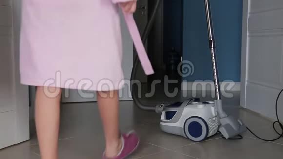 年轻女子用吸尘器打扫房子玩得很开心视频的预览图