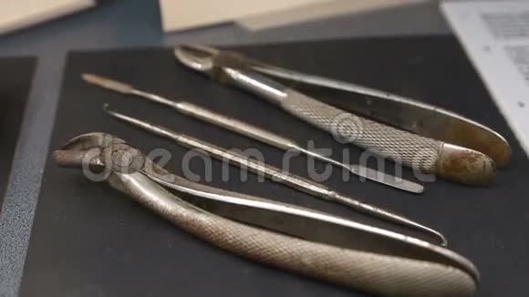 手术用金属工具包视频的预览图