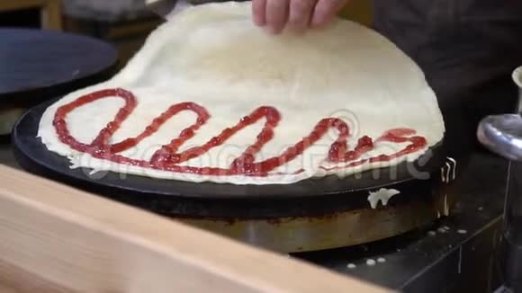 厨师用果酱馅包好的煎饼切成三角形煮煎饼的过程家庭视频的预览图