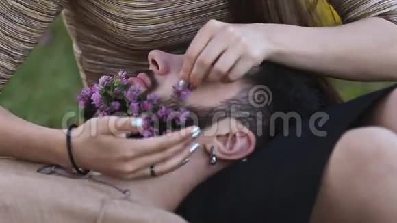 女孩把花放在胡子上视频的预览图