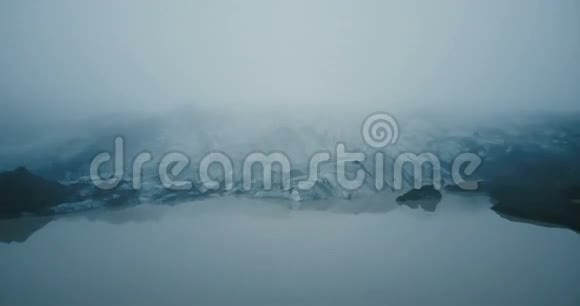 冰岛黑灰白色冰川Myrdalsjokull的鸟瞰图山雾中永恒的冰视频的预览图